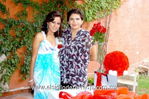 10072010 Lizeth Paola Moreno Favila el día de su festejo prenupcial junto a Carmen Sáenz de Izquierdo.