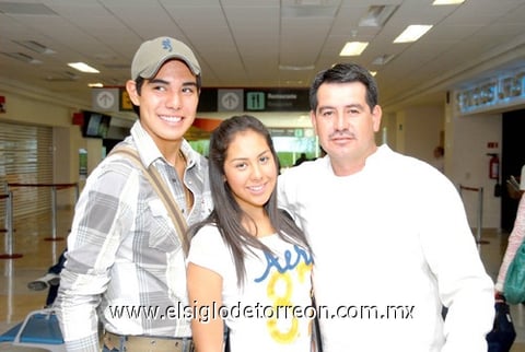 10072010 Las Vegas. Luis, Zaira y Tomás Guerrero.