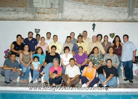 11072010 Pablo Ruiz, Mercedes Marín, Graciela Esquivel y José Cruz Pérez integrantes de la planilla unidos por la 66, rodeados de sus simpatizantes.