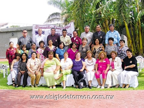 11072010 Exalumnos de la Normal de Gómez Palacio celebraron con un convivio 40 años de haber egresado.