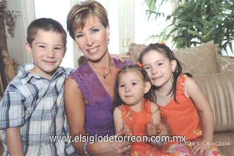 11072010 Mary Tamez Zertuche en compañía de sus nietos Jesse, Fernanda y Nicole Martínez Sifuentes.