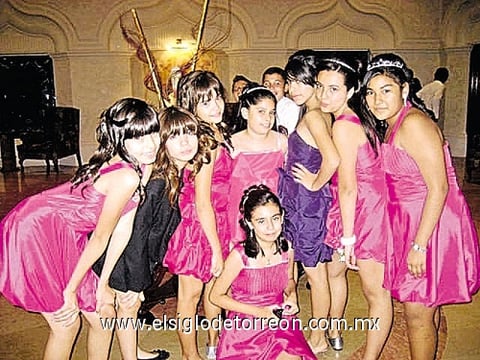 11072010 Julia, Alejandra, Daniela, Allison, Paulina, Daniela, Michell y Ana Paty festejaron su fin de cursos.