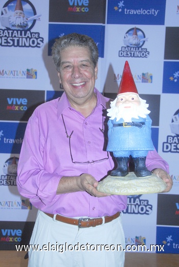 11072010 Luis Martínez, subdirector de operaciones y dirección turística de Sinaloa, recibió el gnomo a nombre de Mazatlán.