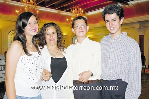 12072010 Laura, Gabriela, Andrés y Juan Gustavo León reunidos en reciente festejo de fin de cursos.