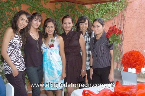 12072010 Lizeth Paola Moreno Favila rodeada de un grupo de amigas asistentes a su fiesta prenupcial.
