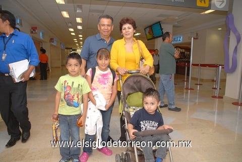 12072010 Ciudad de México. Para disfrutar de unas vacaciones viajó la familia Peralta Acosta.