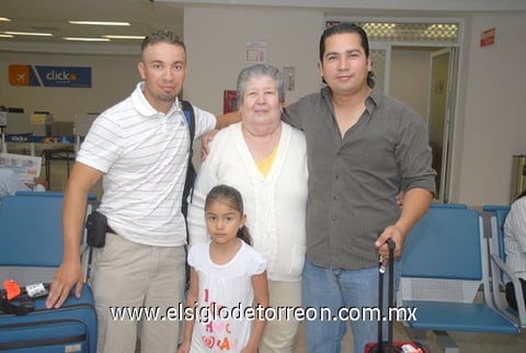 12072010 Chicago. Luis Alberto Silva Ramírez y María Ramírez de Silva fueron recibidos por Jesús Omar Gómez Silva y una pequeñita.