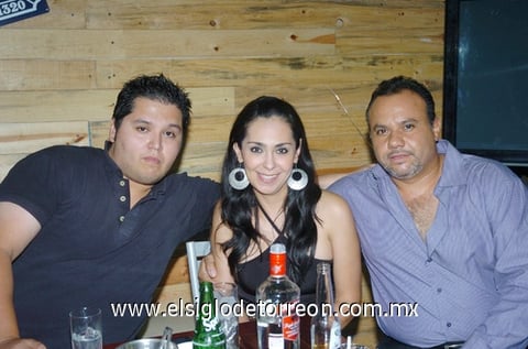 13072010 Julio Bazandual, Claudia de Arredondo y José Arredondo en su restaurante  favorito.