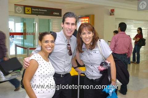 13072010 Ciudad de México. Gabriela Casanova fue recibida por Sofía Ceniceros y Gerónimo Bosch.