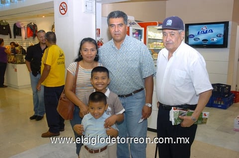 13072010 Ciudad del Carmen. Idalia Martínez, Francisco Campos Carreón, Cristian y Héctor Campos Martínez  acudieron a despedir  a Francisco Roberto Campos Rangel por motivo de su viaje.
