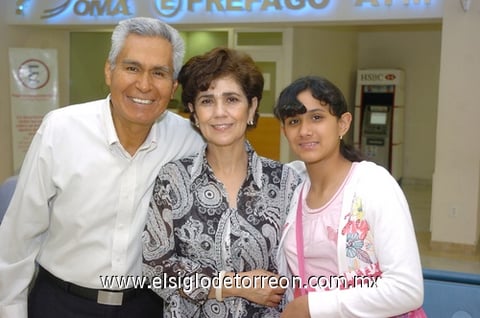 13072010 Tijuana. Carlos Carlos Carrillo despide a Celina Franco y Karen Daniela Carrillo.