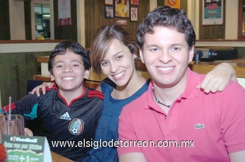 14072010 En familia. José Antonio, Ana Gloria y Diego Alberto.