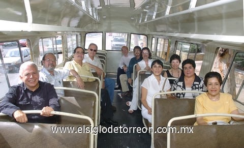 14072010 Reencuentro. Ex compañeros se reúnen en su ex colegio para recordar viejos tiempos.
