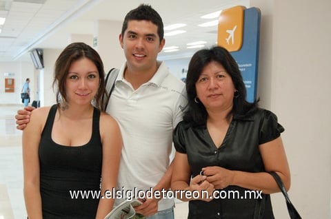 14072010 Ciudad de México. Anahí Álvarez y Chelis Valencia despiden a Juan Carlos Marban.