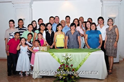 14072010 Rodolfo Rangel celebró su cumpleaños con su numerosa familia. Sus nietos: Juan, Jesús, Vero, Gaby, Perla, Wendy, Monserrat, Karla, Andrea, Gustavo, Miguel, Ariel, Alejandro, Daniela, Jorge, José Luis, Carolina, José Manuel, Brian, Fernando, Danna, Melchor y Lilia.