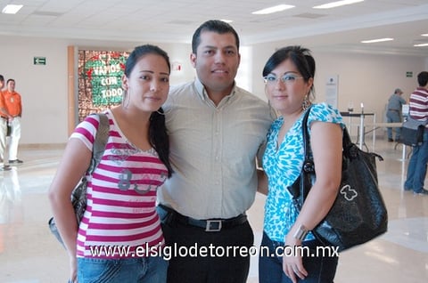 14072010 Mazatlán. Óscar Flores despidió a Deborah Gaytán y Coral Corona.