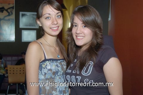 15072010 Se divierten. Toñe y Crisy en tarde de café. EL SIGLO DE TORREÓN/  JESÚS HERNÁNDEZ