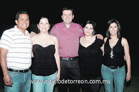 15072010 Alejandra Torre Galindo el día de su cumpleaños junto a Ulises, Danae, Rogelio y Lily.