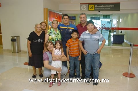 15072010 Australia. Oswaldo Vega es recibido por la familia Vega Escobedo.