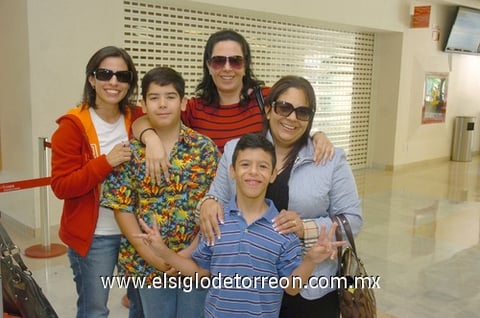 15072010 Guadalajara. Laura y Verónica Ochoa  fueron recibidas por Eddy, Irene y Adolfo Lugo.