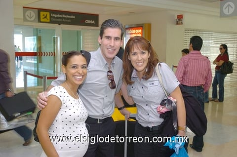 15072010 Ciudad de México. Gabriela Casanova es recibida por Gerónimo Bosch y Sofía Ceniceros.