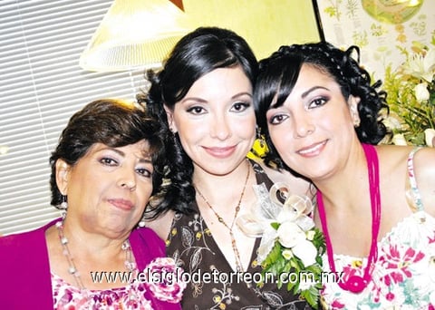 16072010 Miriam Haideé Quezada Trujillo acompañada por su mamá Verónica Trujillo Haro y su hermana Verónica Yadira Quezada Trujillo en su despedida de soltera.