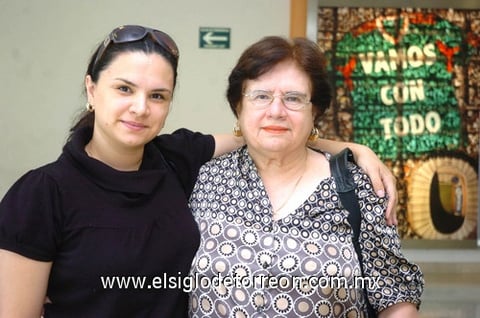 16072010 Despiden. Carmen Rendón y su mamá Marlene Mancha.
