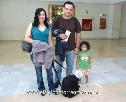 16072010 Veracruz. Adriana y Manuel son despedidos por su sobrina Victoria.