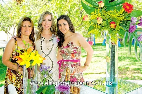Enriqueta Tostado de Hernández y Ana Paula Hernández Tostado fueron las anfitrionas del festejo prenupcial de Ana Cristina Villarreal Cantú.