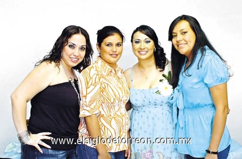 17072010 Diana López Márquez junto a las organizadoras de su festejo prenupcial: Carolina Marquez de López, Gaby y Daniela López Marquez.