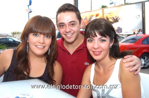 17072010 Roxana Montañez, Pedro González y Chris Mata.