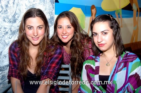 17072010 Entre amigas. Mariel Berrueto, Dakota Alva y Erandy Flores.