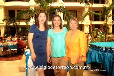 17072010 Miriam Vázquez de Rivera en compañía de las anfitrionas de su festejo: su mamá, Sra. Victoria Hurtado de Vázquez y su hermana Victoria Vázquez Hurtado.