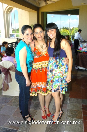 17072010 Disfrutan. Brenda, Cecilia y Claudia Montañez.