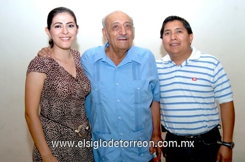 17072010 Wendy Medina y Ricardo Pérez junto a don Rodolfo Rangel, quien celebró su cumpleaños.