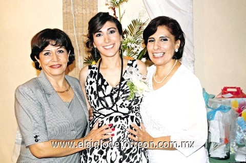 17072010 Mayela Barajas de Martínez acompañada por las organizadoras de su fiesta de canastilla: Lupita Trigo y Lourdes Mojica de Martínez.