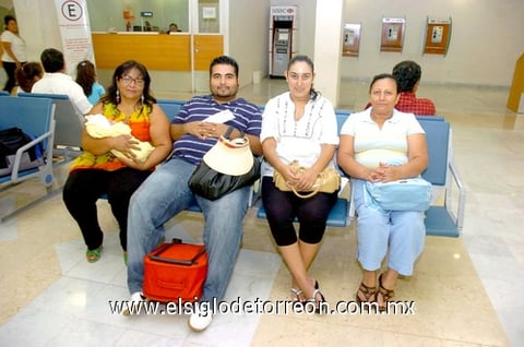 17072010 Ciudad de México. María del Carmen Flores viajó y fue despedida por la familia Salas Tenorio.