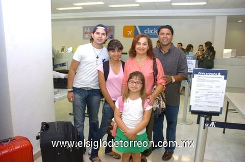 17072010 Ciudad de México. Claudia, Luis, Andrea y Sofis Arguijo se fueron de vacaciones y fueron despedidos por Benito Arguijo.