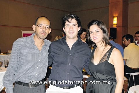 19072010 Adrián Catellanos, Alejandro Mendivil y Alejandra Rico, en reciente festejo.