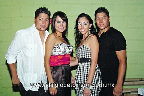19072010 Fernanda Cossío Favila el día de su piñata junto a su abuelito Carlos Cossío Martínez, su tía Anabel Cossío Favila y su bisabuelito Luis Cossío Peña.
