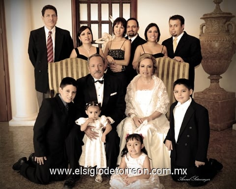 18072010 Sr. Jesús Raúl Ibáñez Carranza y Lic. Sabina del Rosario Méndez Lastra festejaron su 40 aniversario de bodas en la Catedral de Nuestra Señora de Guadalupe, el 10 de julio de 2010 en compañía de sus familiares: yerno Ing. Federico Juárez Bertheau y su esposa Ing. Ana Laura Ibáñez de Juárez; nuera Lic. Rosy Ramírez de Ibáñez y su esposo Ing. Jesús Raúl Ibáñez Méndez, hija Lic. Marcela Ibáñez de Soto y su esposo Ing. Antonio Soto Chávez y sus nietos Alberto Juárez Ibáñez, Marian Soto Ibáñez, Regina Ibáñez Ramírez y Mauricio Juárez Ibáñez.- Estudio Annel Sotomayor