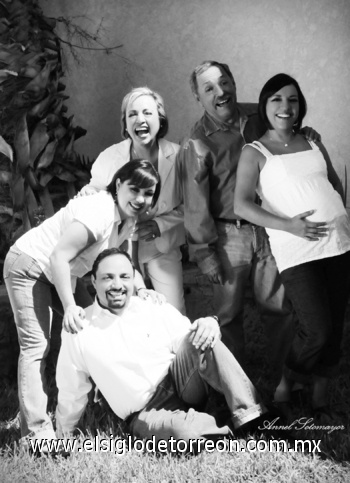 18072010 Sr. Jesús Raúl Ibáñez Carranza y Lic. Sabina del Rosario Méndez Lastra junto a sus hijos Ing. Ana Laura Ibáñez de Juárez, Lic. Marcela Ibáñez de Soto e Ing. Jesús Raúl Ibáñez Méndez .- Estudio Annel Sotomayor
