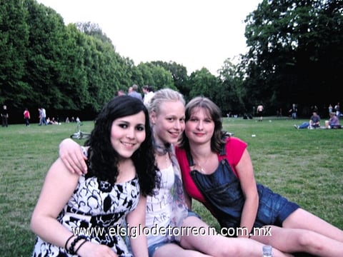 18072010 Grecia Carmona junto a compañeras de clase, durante el viaje de intercambio cultural que realizó por un año en Osnabruck, Alemania.