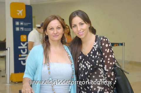 19072010 Los Ángeles. María Rosa despidió a su hija Mónica, quien emprendió un viaje de estudios.