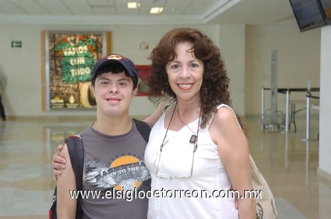 19072010 Cancún. De vacaciones se fueron Luis Humberto Bañuelos y Belinda de Bañuelos.