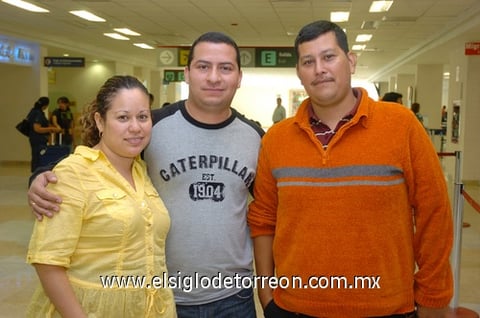 20072010 Hermosillo. Gloria Angélica Calderón y Manuel Calderón despidieron a Emilio García.