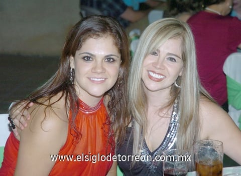 21072010 Felicitan a la cumpleañera. Dulce Mijares Villarreal y Mary Carmen de Proal.