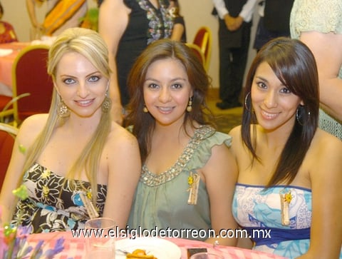 21072010 Disfrutan. Cristy Mottola, Rocío Ruiz y Liz Chávez.