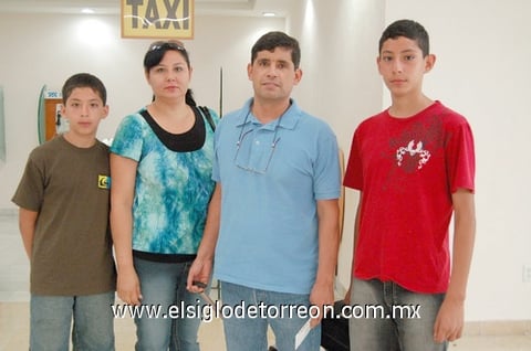 21072010 Mexicali. Noé Salvador Ruiz, Dolores Aceves, Carlos Osvaldo y Noé Iván regresan a su casa.