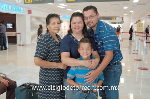 21072010 Ciudad de México. De vacaciones se fueron Lony, Randy y Jorge Hernández, quienes fueron despedidos por Lony Real.